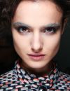 La tendance des sourcils décolorés sur un mannequin brun du défilé Giorgio Armani.