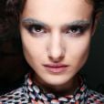 La tendance des sourcils décolorés sur un mannequin brun du défilé Giorgio Armani.