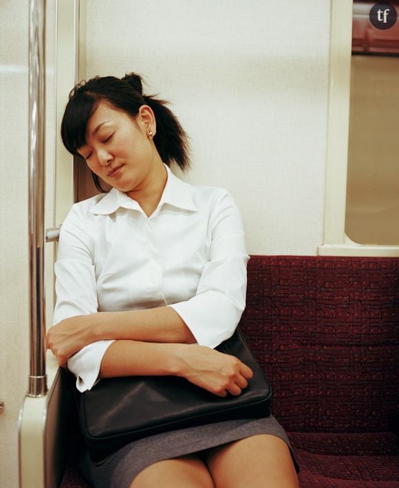 Une Japonaise qui pratique l'inemuri dans le métro