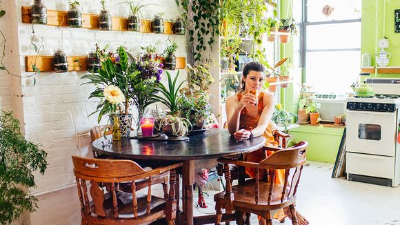 Cette femme a fait de son appartement une incroyable jungle urbaine