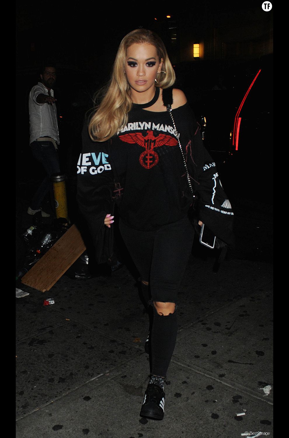 Le jean noir façon rock porté par Rita Ora