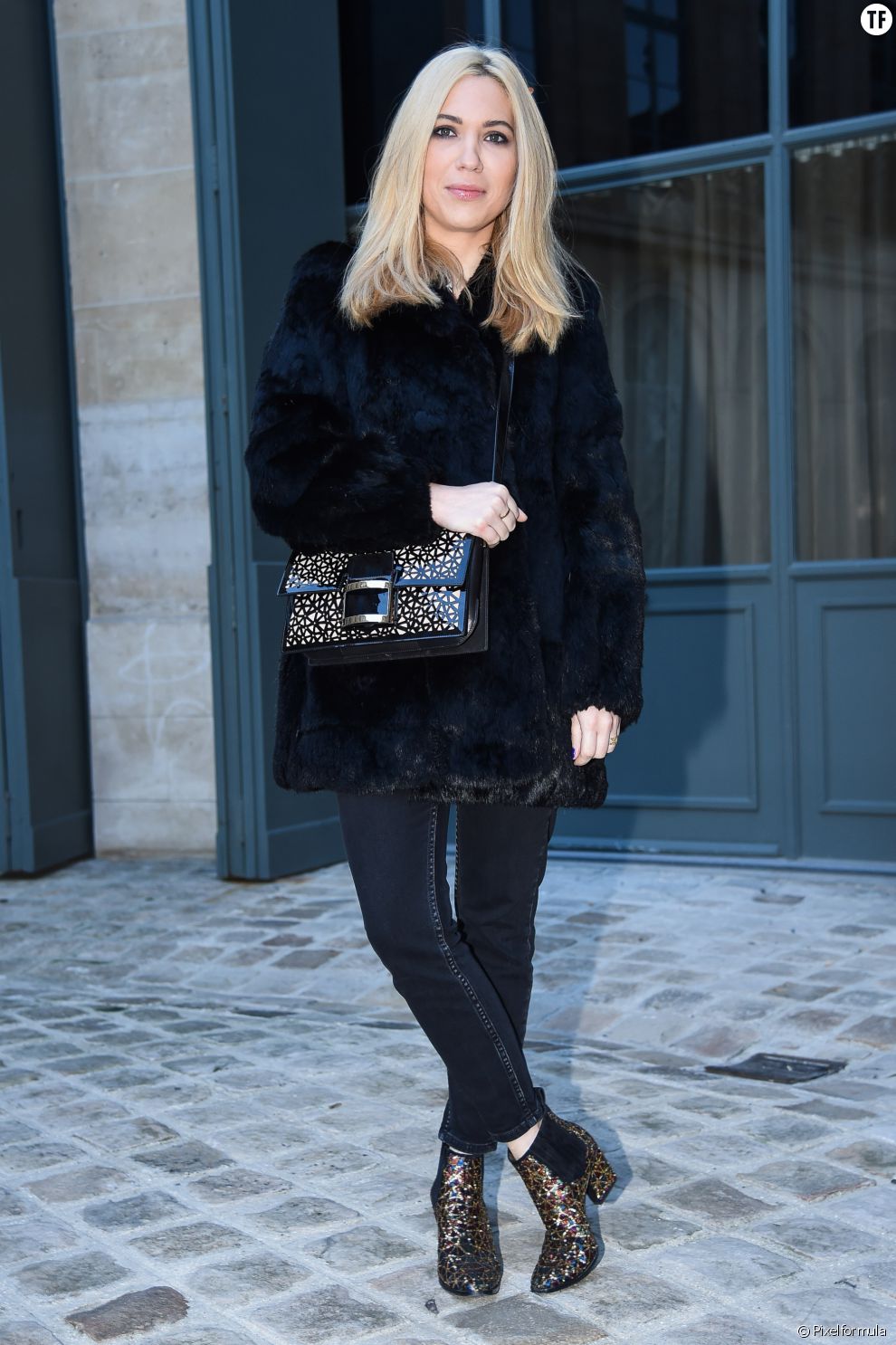 Le jean noir avec des boots et un manteau en fourrure porté par Camille Seydoux