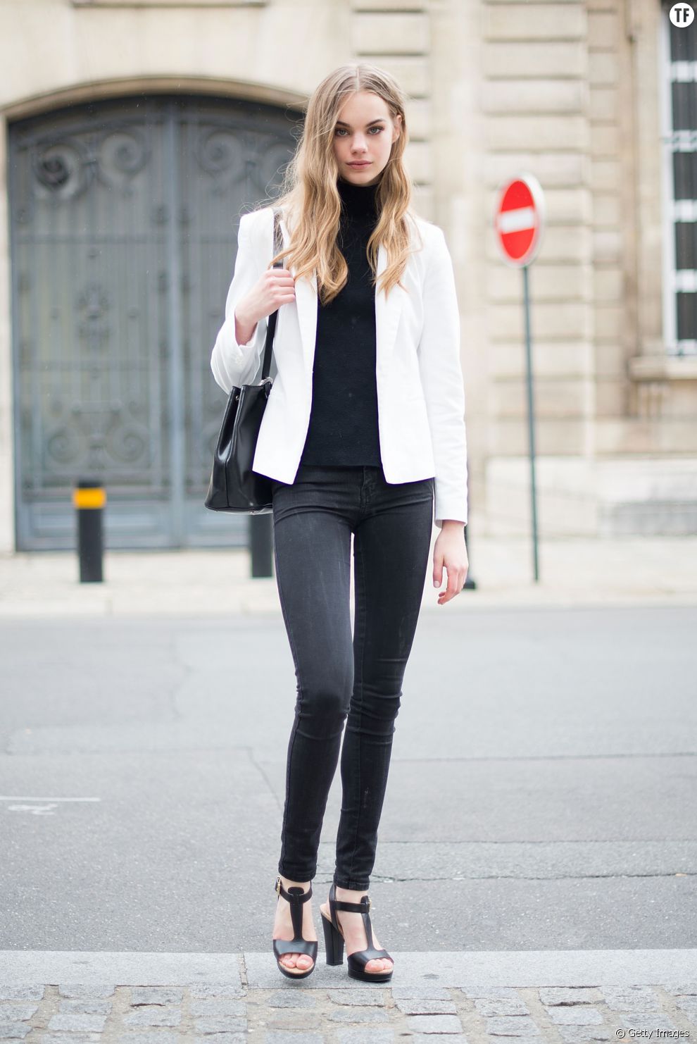 Le jean noir avec veste blanche et sandales à talons