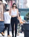 Le jean noir avec un crop top porté par Kendall Jenner