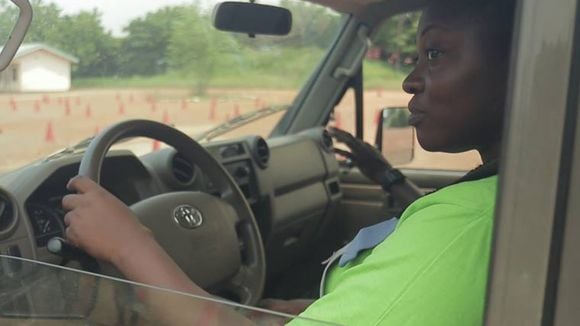 Au Ghana, les femmes se libèrent grâce aux leçons de conduite