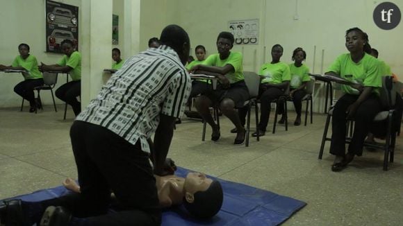 Les candidates sont formées aux premiers secours au camp militaire d'Accra