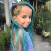 Les "cheveux de licorne" de cette petite fille créent la polémique