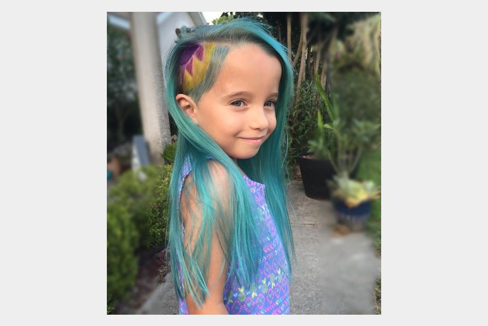 Les cheveux licorne de cette fillette créent la polémique sur Instagram