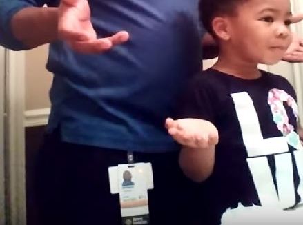 Cette petite fille encourageant son papa qui la coiffe est adorable
