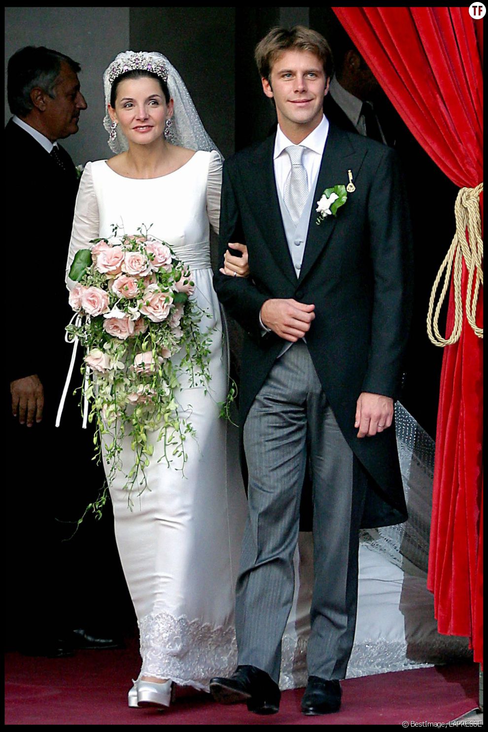 Le prince Emmanuel Philibert de Savoie et la princesse Clotilde de Savoie (Clotilde Courau) le jour de leur mariage à la Basilique des Anges et des Martyrs de Rome, le 25 septembre 2003