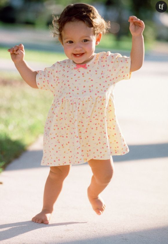 Marcher pieds nus est bon pour l'enfant