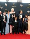 Les acteurs de la série "Game of Thrones" reçoivent le prix de la meilleure série dramatique lors de la 68ème cérémonie des Emmy Awards à Los Angeles, le 18 septembre 2016