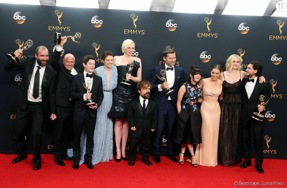 Les acteurs de la série &quot;Game of Thrones&quot; reçoivent le prix de la meilleure série dramatique lors de la 68ème cérémonie des Emmy Awards à Los Angeles, le 18 septembre 2016