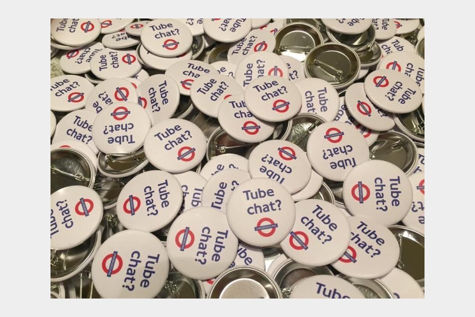 Les badges pour engager la discussion dans le métro : en porteriez-vous un ?