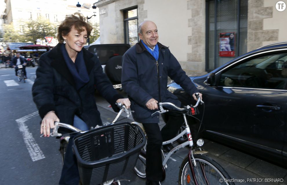 Alain Juppé et son épouse Isabelle Legrand-Bodin dans les rues de Bordeaux en 2015