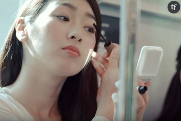 Une pub japonaise humilie les femmes qui se maquillent dans le métro