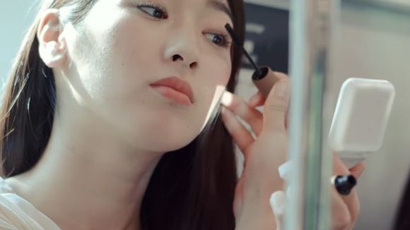 Une publicité japonaise s'en prend aux femmes qui se maquillent dans le métro