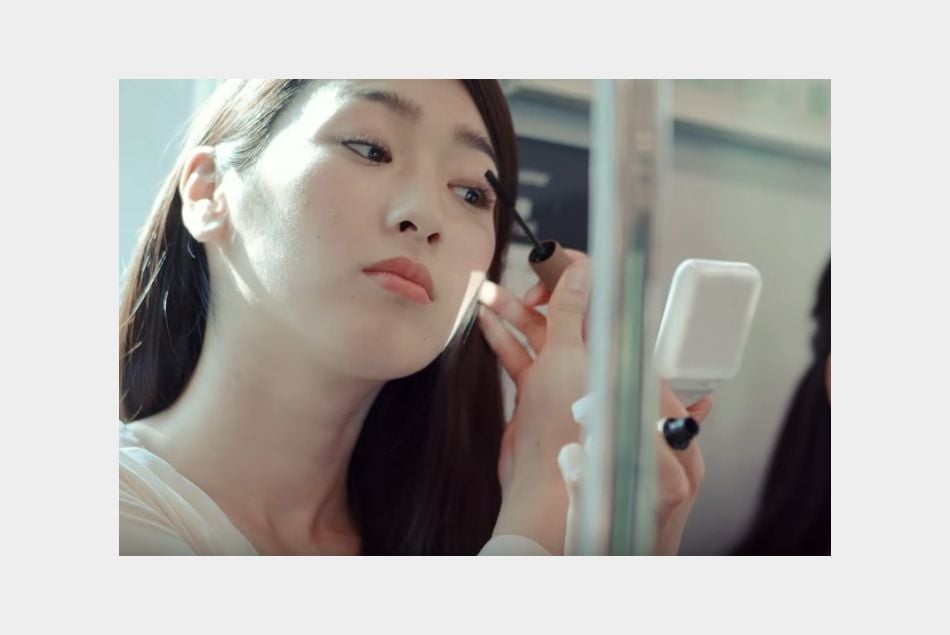 Une pub japonaise humilie les femmes qui se maquillent dans le métro