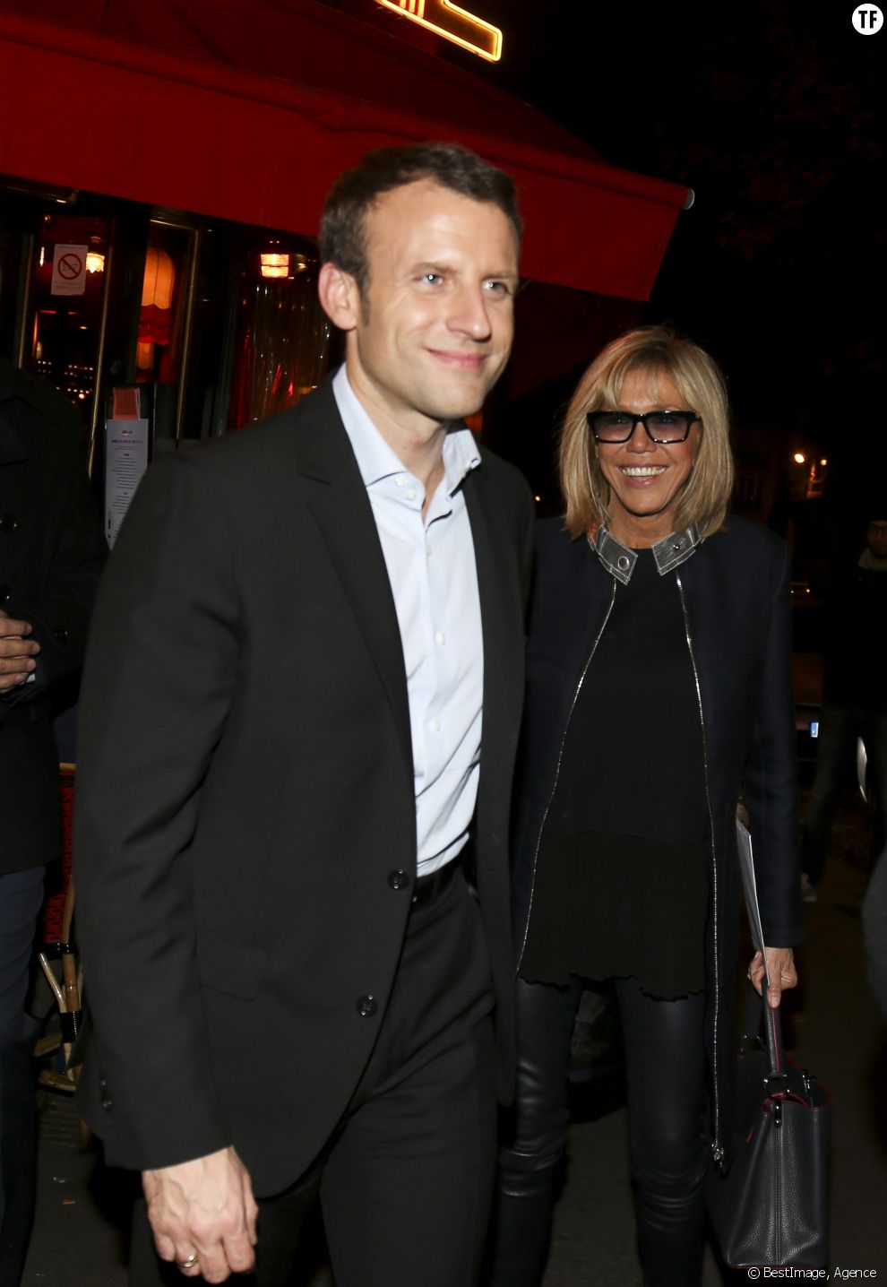 Emmanuel Macron et sa femme Brigitte Trogneux sortent d&#039;un restaurant parisien le 16 novembre 2016