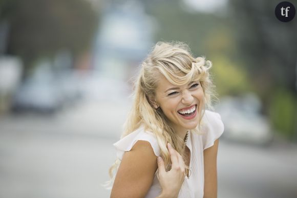 Femme éclantant de rire