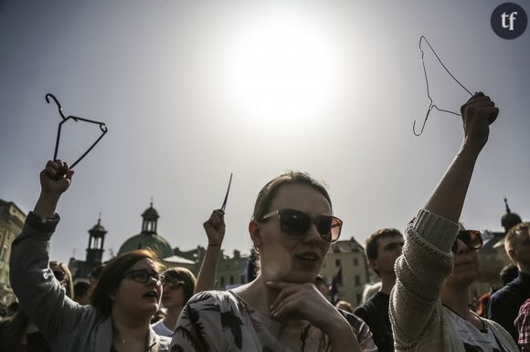 Des femmes manifestent à Main Square pour l'avortement en brandissant des cintres, instrument souvent utilisé pour pratiquer des avortements clandestins