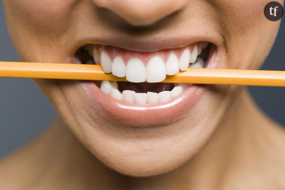 Tenir un crayon entre ses dents (sans forcer) permet d'apaiser la migraine