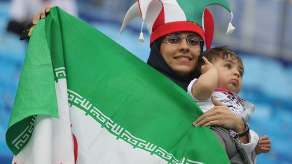 Les Iraniennes transforment les gradins de la Coupe du Monde en tribune