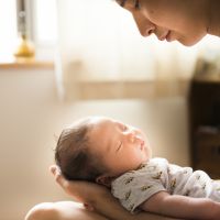 10 astuces de grand-mère pour aider bébé à s'endormir