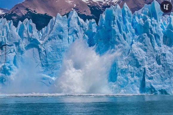 Au glacier Perito Moreno, un iceberg tombe sur le lac Argentino près d'El Calafate, en Argentine