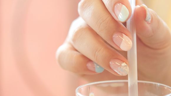 Jelly nails : c'est quoi cette nouvelle tendance vernis ?