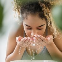 Faut-il se nettoyer le visage avec du shampooing pour bébé ?