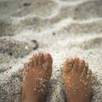 L'astuce pour enlever le sable de ses pieds sur la plage