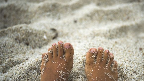 L'astuce pour enlever le sable de ses pieds sur la plage