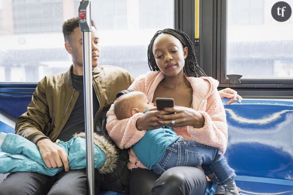 On demande à cette maman de se couvrir parce qu'elle allaite en public : sa réaction est hilarante