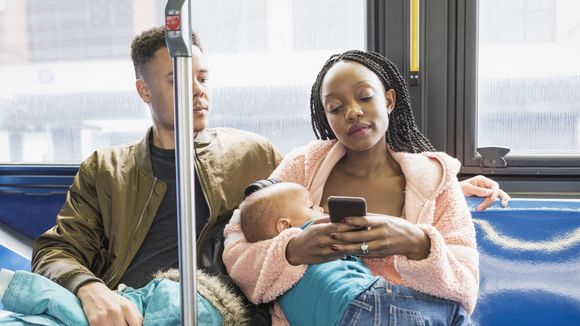 Elle allaite en public : la réplique géniale de cette maman priée de se couvrir