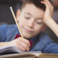 "Au secours, mon enfant a des devoirs" : 3 conseils d'une pro pour gérer