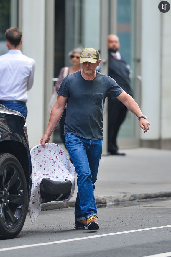 Daniel Craig à la sortie de la maternité en septembre