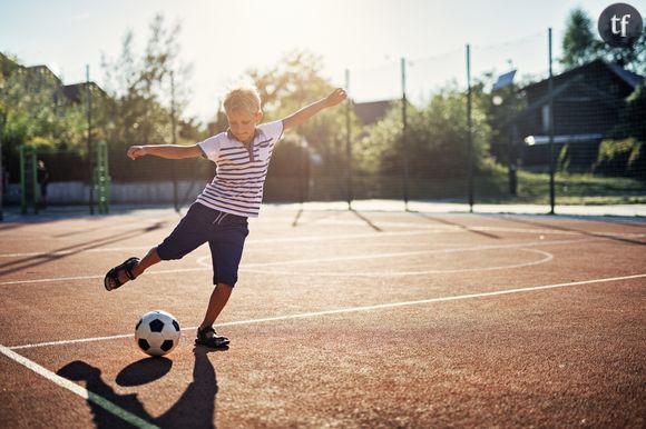 Garçon qui joue au foot