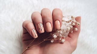 Et si on testait la tendance manucure nude en 2019 ?