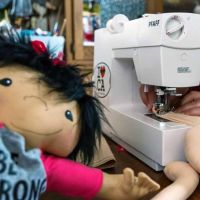 Elle crée des poupées pour enfants handicapés qui leur ressemblent enfin