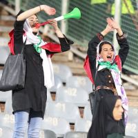 3 500 supportrices iraniennes autorisées au stade : un "coup de pub cynique" ?