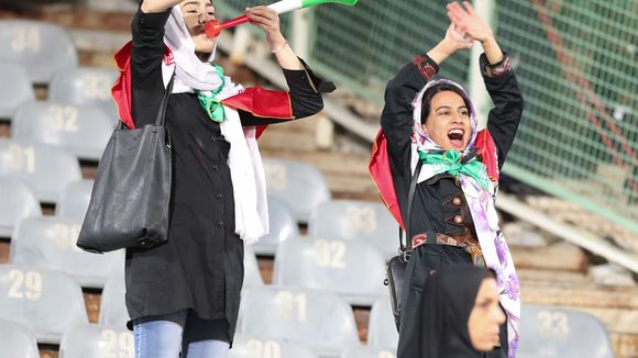 3 500 supportrices iraniennes autorisées au stade : un "coup de pub cynique" ?