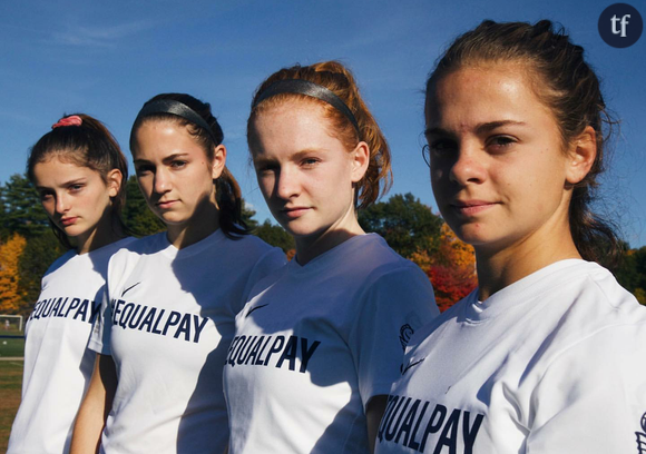 Les joueuses de l'équipe de football féminine du lycée de Burlington avec leur maillot #EqualPay.