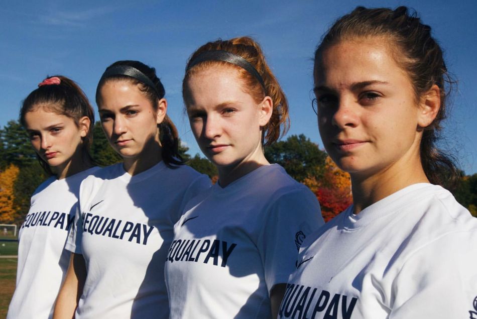 Les joueuses de l'équipe de football féminine du lycée de Burlington avec leur maillot #EqualPay.