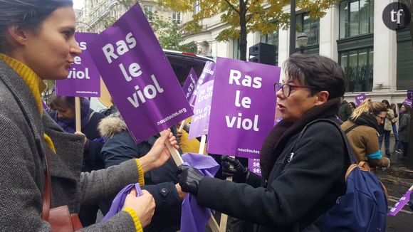 Distribution de pancartes à la marche Nous Toutes