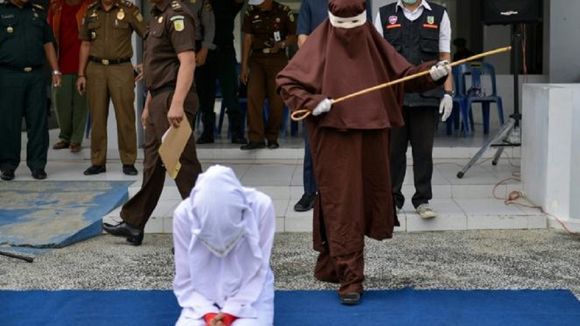 Aceh, la région d'Indonésie où des femmes flagellent les femmes