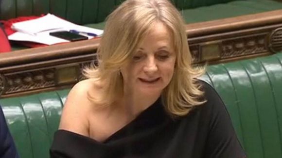 Critiquée pour son épaule dénudée, cette députée britannique réplique