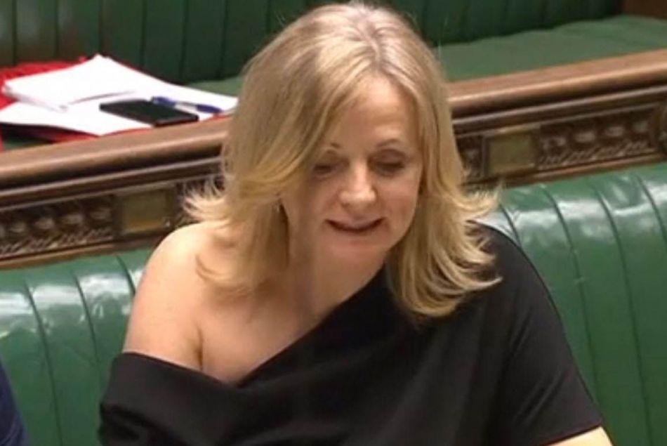 Critiquée pour son épaule dénudée, cette députée britannique répond aux trolls