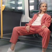 Une campagne prônant le "womanspreading" en Suède irrite les réacs