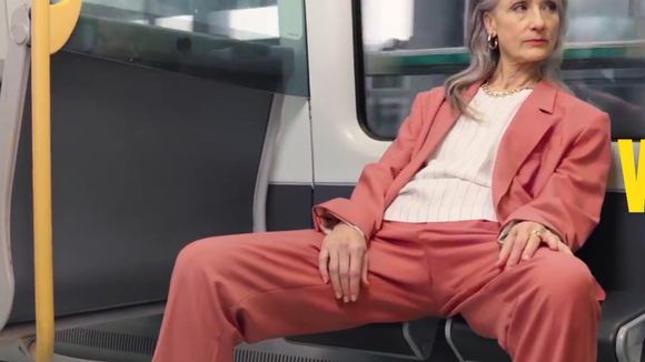 Une campagne prônant le "womanspreading" en Suède irrite les réacs